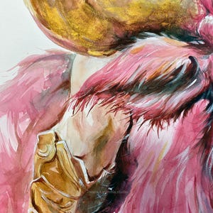 Puede incluir: Una pintura de acuarela que muestra una figura con un gran cuerno dorado curvado y pelaje rosa texturizado. La figura lleva un guantelete de cuero marr&oacute;n en el brazo. El texto www.karamfila.studio es visible en la parte central inferior.