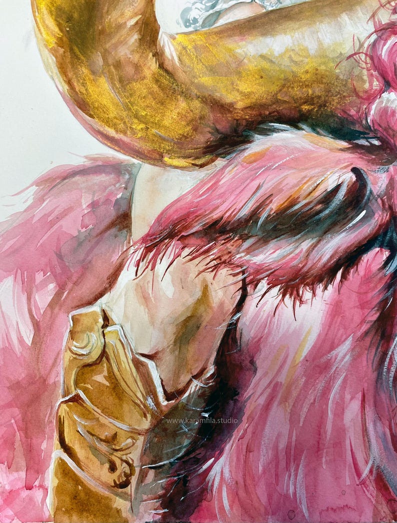 Puede incluir: Una pintura de acuarela que muestra una figura con un gran cuerno dorado curvado y pelaje rosa texturizado. La figura lleva un guantelete de cuero marr&oacute;n en el brazo. El texto www.karamfila.studio es visible en la parte central inferior.