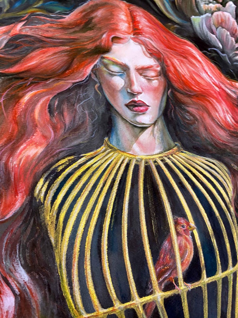 Op de afbeelding: Een schilderij van een persoon met lang, golvend rood haar en gesloten ogen, gekleed in een kledingstuk dat is ontworpen als een gouden vogelkooi. Binnenin de kooistructuur zit een kleine rode vogel. De achtergrond bevat donkere, schaduwrijke tinten.