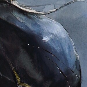 Puede incluir: Una pintura de acuarela que presenta una forma oscura y redondeada en tonos azul profundo, negro y gris carb&oacute;n. La superficie muestra pinceladas visibles, sutiles reflejos blancos y una fina l&iacute;nea dorada texturizada en el borde inferior.