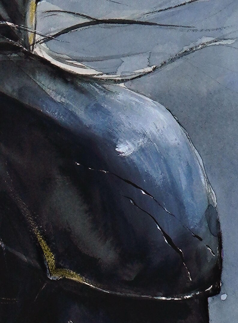 Puede incluir: Una pintura de acuarela que presenta una forma oscura y redondeada en tonos azul profundo, negro y gris carb&oacute;n. La superficie muestra pinceladas visibles, sutiles reflejos blancos y una fina l&iacute;nea dorada texturizada en el borde inferior.