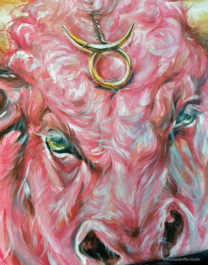 Puede incluir: Una pintura expresiva de la cara de un toro en tonos rosa, blanco y rojo. Un s&iacute;mbolo del zodiaco Tauro de color dorado est&aacute; colocado en la frente del toro. El texto www.karamfila.studio est&aacute; impreso en la esquina inferior derecha.