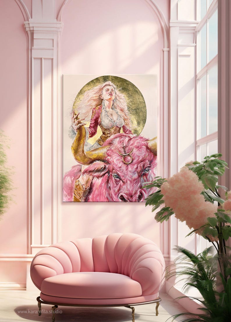 Puede incluir: Una impresi&oacute;n de arte mural rectangular que muestra una figura rubia de pelo largo montando un gran toro rosa. El toro tiene cuernos dorados y un s&iacute;mbolo de Tauro en la frente. El fondo es un disco dorado circular colgado en la pared.
