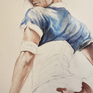 K&ouml;nnte beinhalten: Ein Aquarellgem&auml;lde einer Figur mit wei&szlig;em Haar in Dutt-Frisur, die ein blaues kurz&auml;rmeliges Oberteil und ein wei&szlig;es korsettartiges Kleidungsst&uuml;ck tr&auml;gt. Die Figur ist von hinten zu sehen, blickt &uuml;ber die Schulter und zeigt sichtbare Bleistiftlinien.