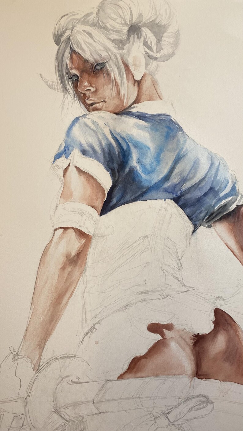 K&ouml;nnte beinhalten: Ein Aquarellgem&auml;lde einer Figur mit wei&szlig;em Haar in Dutt-Frisur, die ein blaues kurz&auml;rmeliges Oberteil und ein wei&szlig;es korsettartiges Kleidungsst&uuml;ck tr&auml;gt. Die Figur ist von hinten zu sehen, blickt &uuml;ber die Schulter und zeigt sichtbare Bleistiftlinien.