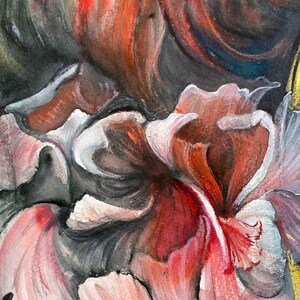 Op de afbeelding: Een aquarelschilderij met gelaagde bloemblaadjes in tinten diep rood, gebrand oranje en zachtroze. De compositie benadrukt de organische rondingen en delicate texturen van de bloesems, waarbij donkere, sfeervolle schaduwen voor contrast zorgen.