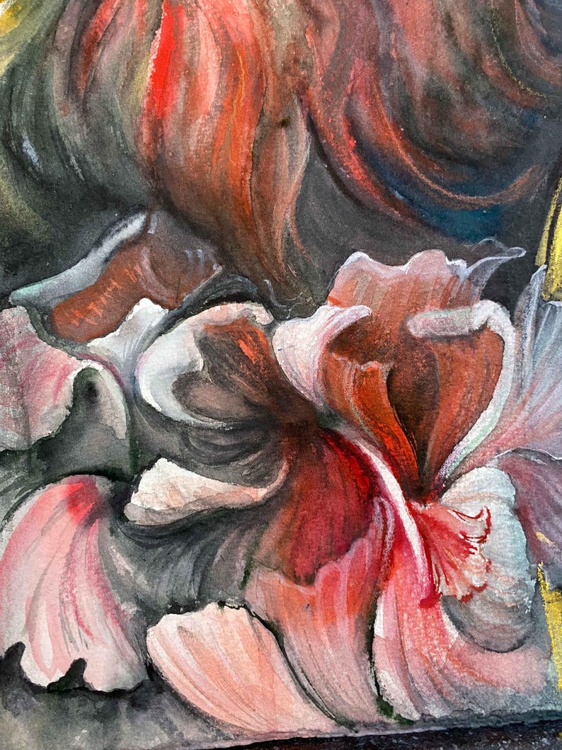 Op de afbeelding: Een aquarelschilderij met gelaagde bloemblaadjes in tinten diep rood, gebrand oranje en zachtroze. De compositie benadrukt de organische rondingen en delicate texturen van de bloesems, waarbij donkere, sfeervolle schaduwen voor contrast zorgen.