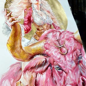 Puede incluir: Una pintura que muestra a una persona de cabello rubio largo con una chaqueta roja y dorada, montando un gran toro rosa con un s&iacute;mbolo de Tauro dorado en la frente. El fondo incluye un gran c&iacute;rculo dorado y el texto www.karamfila.studio.