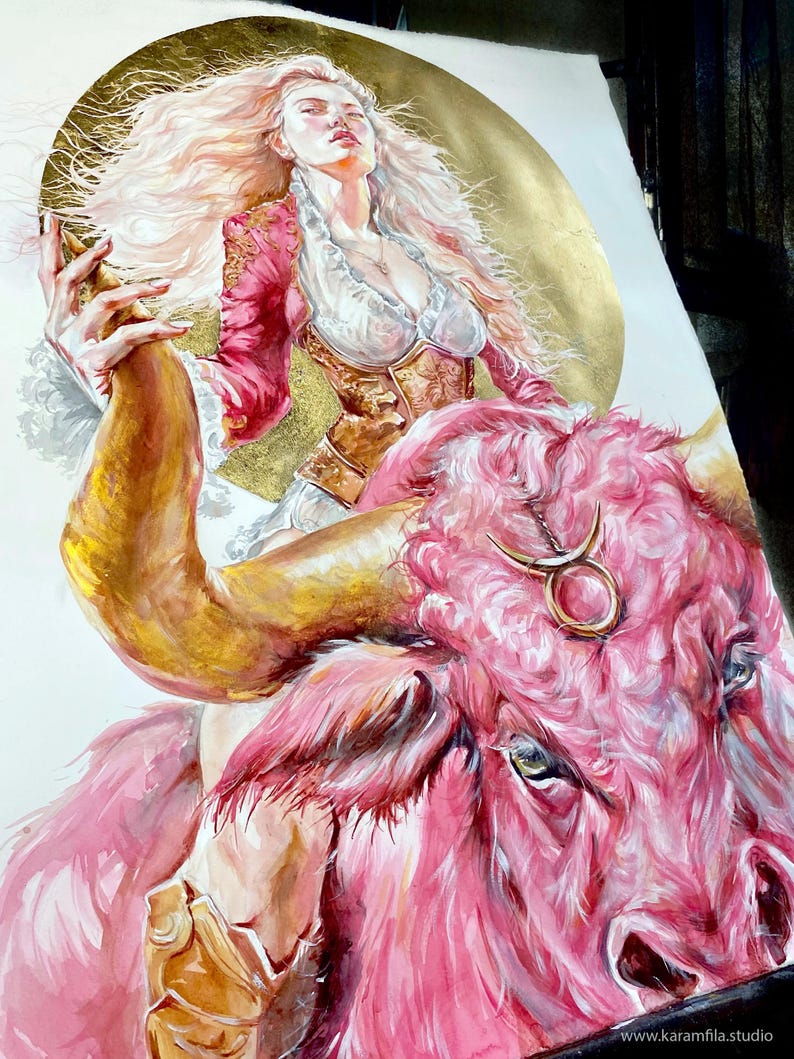 Puede incluir: Una pintura que muestra a una persona de cabello rubio largo con una chaqueta roja y dorada, montando un gran toro rosa con un s&iacute;mbolo de Tauro dorado en la frente. El fondo incluye un gran c&iacute;rculo dorado y el texto www.karamfila.studio.