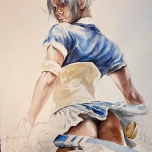 K&ouml;nnte beinhalten: Ein Aquarellgem&auml;lde einer Figur mit wei&szlig;em Haar in Dutt-Frisur, bekleidet mit einem blau-wei&szlig;en Kurzarm-Oberteil, einem wei&szlig;en Korsett-Oberteil und einem ger&uuml;schten Rock. Die Figur h&auml;lt einen langen, geschwungenen blau-wei&szlig;en Gegenstand.