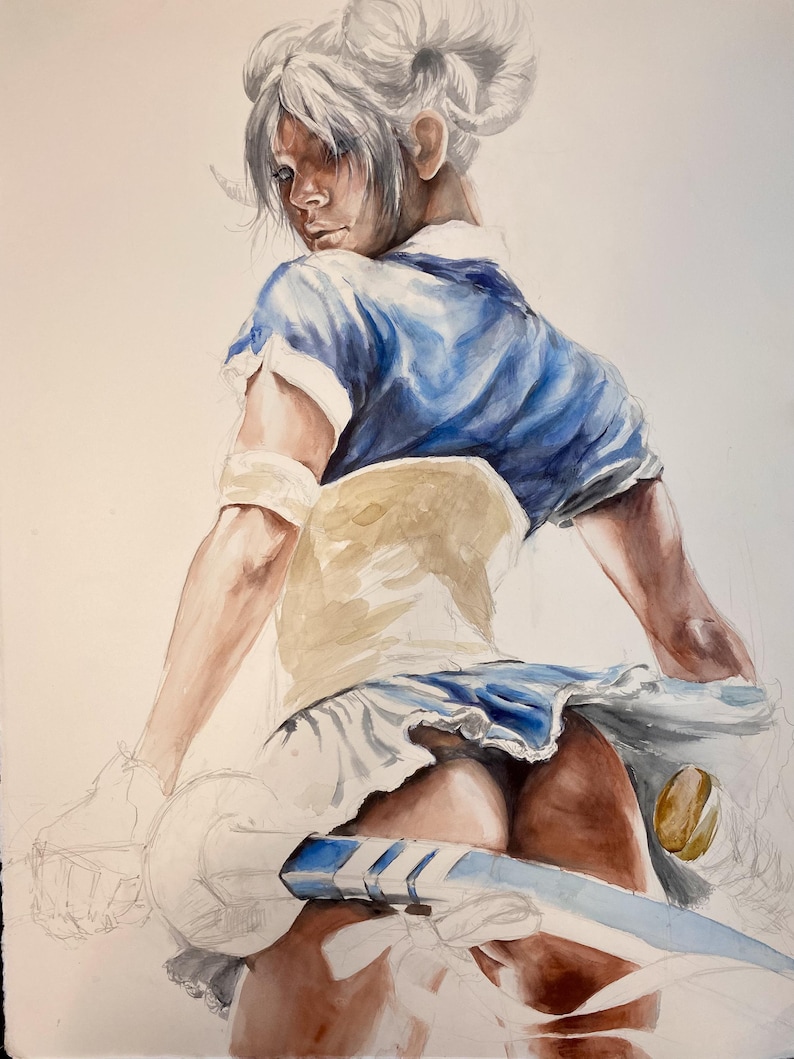 K&ouml;nnte beinhalten: Ein Aquarellgem&auml;lde einer Figur mit wei&szlig;em Haar in Dutt-Frisur, bekleidet mit einem blau-wei&szlig;en Kurzarm-Oberteil, einem wei&szlig;en Korsett-Oberteil und einem ger&uuml;schten Rock. Die Figur h&auml;lt einen langen, geschwungenen blau-wei&szlig;en Gegenstand.