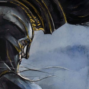 Puede incluir: Una pintura de acuarela que representa el perfil de un guerrero con un casco met&aacute;lico oscuro con detalles dorados y una cresta prominente. La figura est&aacute; representada en tonos negros, grises y azules, con l&iacute;neas finas que sugieren el cabello.