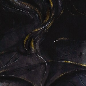 Puede incluir: Una pintura abstracta con tonos negro profundo y gris oscuro con pinceladas fluidas y amplias. Finas l&iacute;neas texturizadas de pintura dorada met&aacute;lica se superponen sobre la superficie oscura, creando una sensaci&oacute;n de movimiento y profundidad.