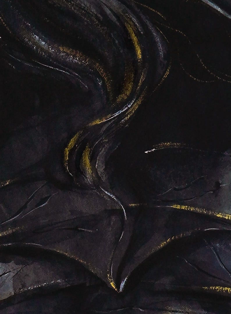 Puede incluir: Una pintura abstracta con tonos negro profundo y gris oscuro con pinceladas fluidas y amplias. Finas l&iacute;neas texturizadas de pintura dorada met&aacute;lica se superponen sobre la superficie oscura, creando una sensaci&oacute;n de movimiento y profundidad.