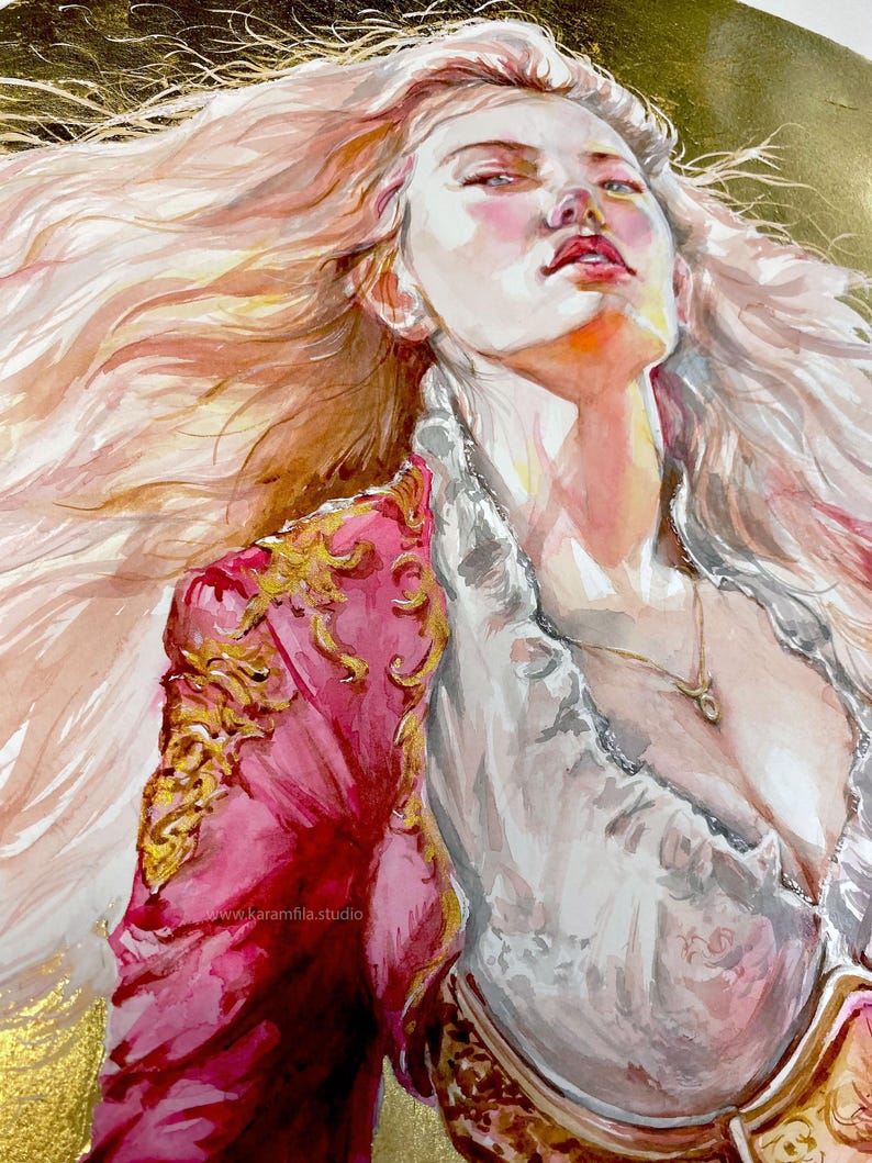 Puede incluir: Una ilustraci&oacute;n en acuarela de una persona con cabello rubio largo y fluido, vistiendo una chaqueta rosa vibrante con bordados dorados sobre una camisa blanca con volantes. La obra tiene un fondo de pan de oro e incluye el texto www.karamfila.studio.