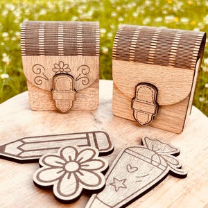 SVG-Datei Mini-Schultasche | Geldgeschenk zum Schulanfang | Streudeko | Anhänger | Schultüte, Blume & Buntstift | Einschulung 2025 DIY