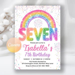 以下が含まれることがあります： 虹とカラフルなバブル文字で「SEVEN」という文字が入った誕生日招待状。招待状には「イザベラの7歳の誕生日」とイベントの詳細とRSVP情報が記載されています。紙吹雪と花火のグラフィックが白い背景を飾っています。