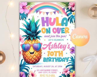 Pode incluir: Um convite colorido com tema tropical. Apresenta um abacaxi sorrindo usando óculos de sol em forma de coração, o texto "Hula On Over" e detalhes para uma festa de 10 anos. Elementos florais e arco-íris completam o design.
