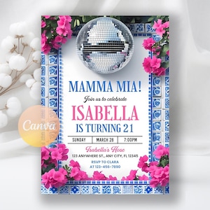 Puede incluir: Una invitación de fiesta con una bola de discoteca, flores rosas y un borde de azulejos azules y blancos. El texto dice "MAMMA MIA!" y anuncia la celebración del 21 cumpleaños de Isabella, incluyendo fecha, hora y lugar.