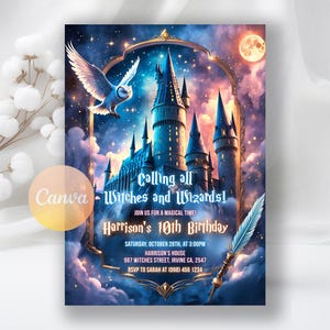 Può includere: Un invito a tema fantasy con un castello, un gufo e una luna piena. L'invito recita "Calling all Witches and Wizards!" e include i dettagli della festa per il 10° compleanno di Harrison.