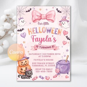 Könnte beinhalten: Eine rosa Halloween-Geburtstagseinladung mit einer großen Schleife, Geistern, Kürbissen, einer schwarzen Katze und einem lila Kessel. Der Text lautet: Our Little HELLOWEEN Fayola's IS TURNING 6! SATURDAY | OCTOBER 20TH AT 3:00PM, FAYOLA'S HOUSE, 832 TRAVIS STREET, TAMARAC, FL 33309, RSVP TO EMILY 123-456-7890.