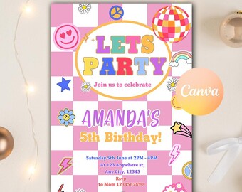 Faire-part d'anniversaire visage souriant, faire-part d'anniversaire patch universitaire rétro groovy, modèle de toile modifiable d'invitation imprimable visage souriant BCBG