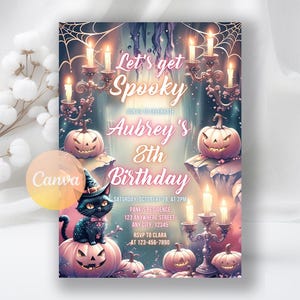 Puede incluir: Una invitación de Halloween con el texto "Let's get Spooky" y "Aubrey's 8th Birthday". El diseño presenta calabazas, un gato negro, velas y un fondo espeluznante. La invitación incluye detalles del evento.