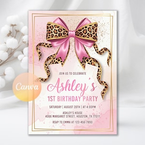 Op de afbeelding: Roze en gouden verjaardagsuitnodiging met een grote strik met luipaardprint. De uitnodiging bevat de tekst "Ashley's 1st Birthday Party" en evenementdetails. Het ontwerp heeft een aquareleffect.