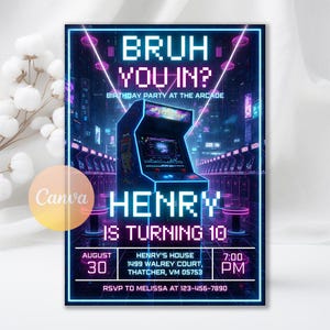 Peut inclure: Invitation d'anniversaire numérique sur le thème néon. Le texte dit "BRUH YOU IN?" et "HENRY A 10 ANS." L'invitation comprend la date du 30 août, le lieu de la fête et les coordonnées RSVP. Le design présente une borne d'arcade.