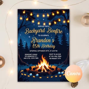 Puede incluir: Una invitación azul oscuro para una fiesta de cumpleaños con fogata en el patio trasero. La invitación presenta una ilustración de fogata, luces de cadena y el texto "Backyard Bonfire" y "Brandon's 15th Birthday".