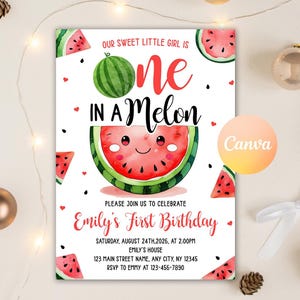 Puede incluir: Invitación de cumpleaños con temática de sandía. El texto dice: "Our Sweet Little Girl is One in a Melon". La invitación presenta una rodaja de sandía de dibujos animados con una cara sonriente, rodajas de sandía y "Emily's First Birthday".