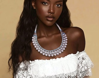 Collar de cristal azul y blanco