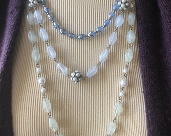 Collar de cuentas, perlas y cadenas de tres hebras -Collar de cuentas y cadenas contemporáneo con detalles en perlas -Bisutería -Cuentas vintage -Perlas