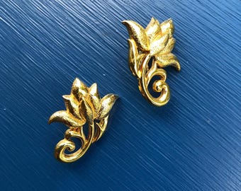 Vintage Mid-Century Gold Tone Flower Clip Earrings