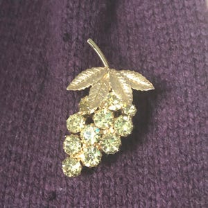 Grapes Pin - Vintage Gold Tone Bunch of Grapes  Pin - Gold Tone Pin  -Vintage Brooch - Fruit Pin - Costume Jewelry - Novelty Jewelry -Winery