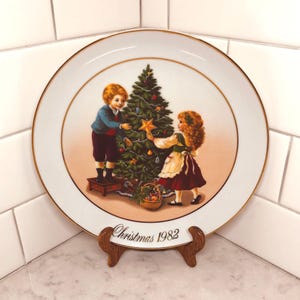 1982 &quot;Keeping the Christmas Tradition&quot; Avon Plate - Vintage Avon Collectible Christmas Plate - 1982 Avon Collectible Plate - Christmas