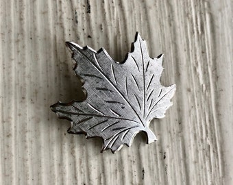 Vintage Silver Tone Leaf Pin - Vintage Pin - Vintage Jewelry- Costume Jewelry - Seasonal Pin - Leaf Pin -  Fall Pin - Maple Leaf -Autumn pin