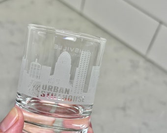 Vintage Louisville, KY souvenir shot glass de Urban Stillhouse - souvenir barware - The Urban Stillhouse - Louisville souvenir -Shot Glass