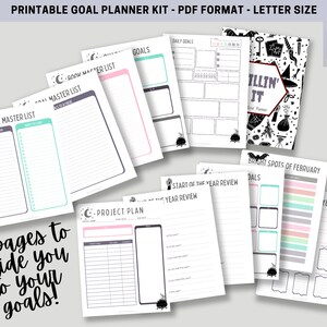 Puede incluir: Un kit de planificador de objetivos imprimible en formato PDF, tamaño carta. El kit incluye 25 páginas con varias plantillas de establecimiento de objetivos, incluidos rastreadores de hábitos, planes de proyectos, objetivos diarios y revisiones anuales. Las páginas presentan un tema de bruja en blanco y negro con ilustraciones de calderos, murciélagos y otros elementos mágicos.