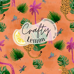 Op de afbeelding: Een naadloos patroon met een feloranje achtergrond met groene palmbladeren, roze palmbomen, gele citroenen en oranje-zwarte gevlekte luipaarden. De tekst "Crafty Lemon" staat in het midden van het patroon.