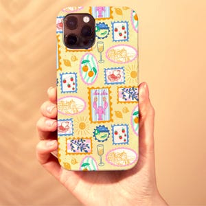 Pu&ograve; includere: Custodia per telefono con un motivo ripetuto di design di francobolli. I francobolli presentano illustrazioni di un'aragosta, arance, fragole, un bicchiere di champagne e un edificio. Lo sfondo &egrave; di colore giallo chiaro.