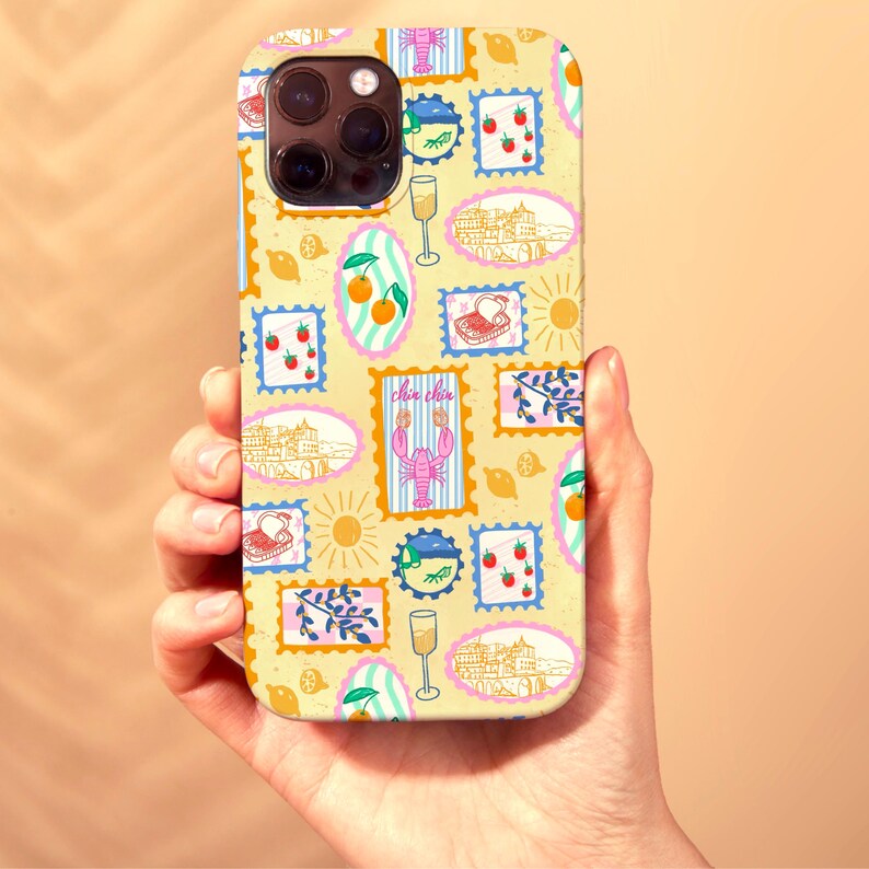 Pu&ograve; includere: Custodia per telefono con un motivo ripetuto di design di francobolli. I francobolli presentano illustrazioni di un'aragosta, arance, fragole, un bicchiere di champagne e un edificio. Lo sfondo &egrave; di colore giallo chiaro.
