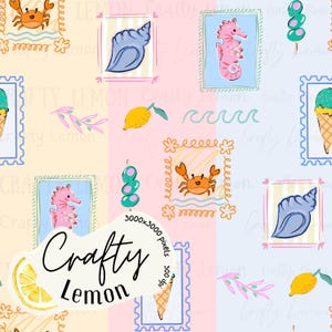 Puede incluir: Un patrón sin costuras con motivos de playa. El diseño incluye ilustraciones de un cangrejo, un caballito de mar, una concha y un helado, cada uno dentro de un marco decorativo. La paleta de colores utiliza tonos pastel de rosa, azul y amarillo.