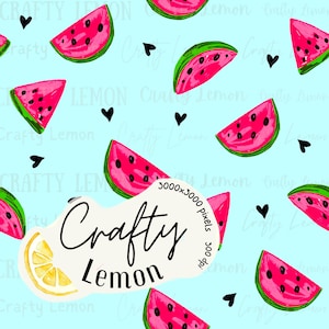 Peut inclure: Motif répétitif de tranches de pastèque et de coeurs noirs sur fond bleu clair. Les tranches de pastèque sont roses avec des graines noires et des peaux vertes. L'image comprend le texte "Crafty Lemon".