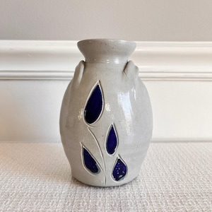 Williamsburg Pottery Hand-Painted Ceramic Vase with Cobalt Blue Leaves