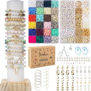 Puede incluir: Un kit para hacer joyas que incluye un expositor vertical con m&uacute;ltiples pulseras de cuentas, dos organizadores de pl&aacute;stico transparente llenos de cuentas de arcilla y letras, una caja de cart&oacute;n con la etiqueta Deinduser, tijeras, hilo el&aacute;stico y varios dijes, ganchos y anillos de metal.