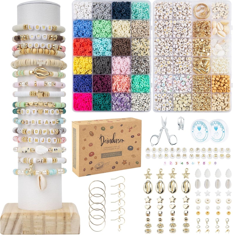 Puede incluir: Un kit para hacer joyas que incluye un expositor vertical con m&uacute;ltiples pulseras de cuentas, dos organizadores de pl&aacute;stico transparente llenos de cuentas de arcilla y letras, una caja de cart&oacute;n con la etiqueta Deinduser, tijeras, hilo el&aacute;stico y varios dijes, ganchos y anillos de metal.