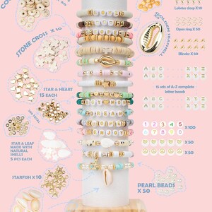 Puede incluir: Un kit para hacer joyas que incluye un expositor vertical con varias pulseras de cuentas de colores. El kit contiene varios componentes como cuentas de c&aacute;scara de coco, cruces de piedra, conchas doradas, cuentas de letras, n&uacute;meros y dijes de metal.