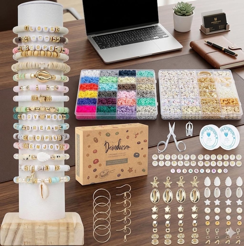 Puede incluir: Un kit para hacer joyas que incluye un expositor cil&iacute;ndrico blanco con varias pulseras de cuentas, dos organizadores de pl&aacute;stico transparente con cuentas de arcilla y met&aacute;licas, una caja de cart&oacute;n con la etiqueta Deinduser, tijeras y varios dijes.