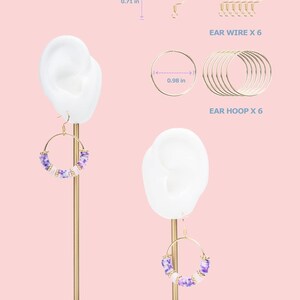 Puede incluir: Un conjunto de componentes de joyer&iacute;a que incluye seis ganchos dorados de 1,8 cm por 1,8 cm y seis aros dorados de 2,5 cm de di&aacute;metro. Dos expositores de orejas blancos muestran pendientes de aro con cuentas de color morado y blanco.